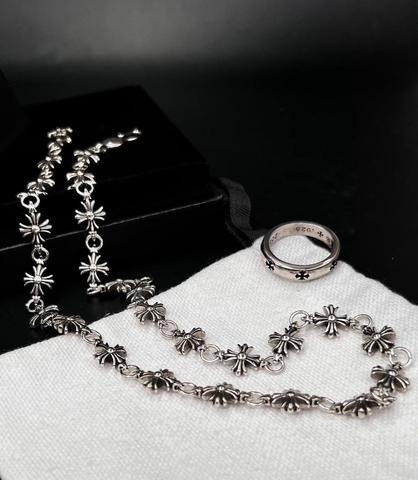 kole-cepochka-s-podveskami-krestami-v-stilistike-chrome-hearts