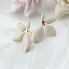 Серьги пусеты Цветы с эмалью, кремовый, 35*23 мм, сталь, позолота, СГ021