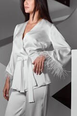БЕЛОЕ КИМОНО С ПЕРЬЯМИ НА РУКАВАХ