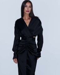 Платье крест накрест открытые бока длинный рукав