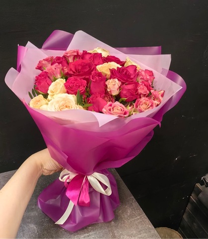 Букет из микс кустовых роз и ароматных роз