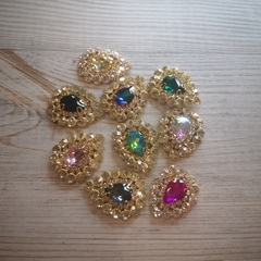 Стразы на цапах пришивные. Кабошон капля. Хризолит с переливом.