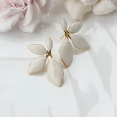 Серьги пусеты Цветы с эмалью, кремовый, 35*23 мм, сталь, позолота, СГ021