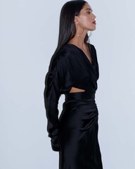 Платье крест накрест открытые бока длинный рукав