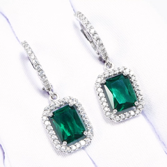 94027018 - Серьги из серебра с зелеными фианитами