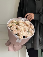 Букет из кустовой пионовидной розы с крупным бутоном в оформлении