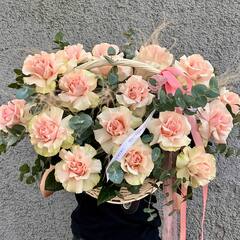 Изысканная корзина французских роз "Розовый сад"