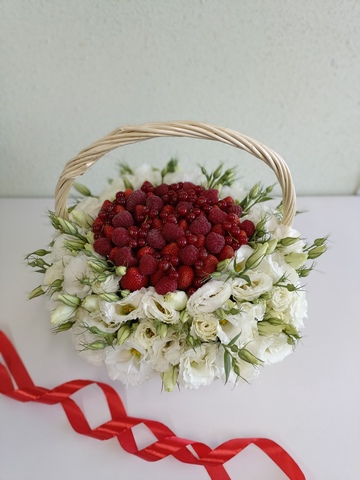 Корзина с эустомами и ягодами 