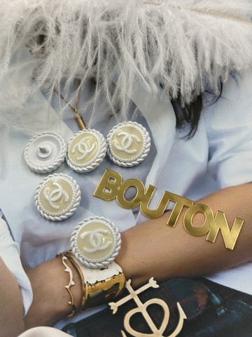 Пуговицы Шан. белые матовые с молочной эмалью