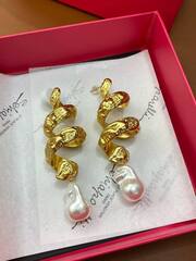 Серьги длинные- спираль с подвеской из барочного жемчуга style by SCHIAPARELLI