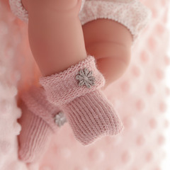 Munecas Antonio Juans Кукла пупс Глория на розовой подушке, 33 см, винил (60028)