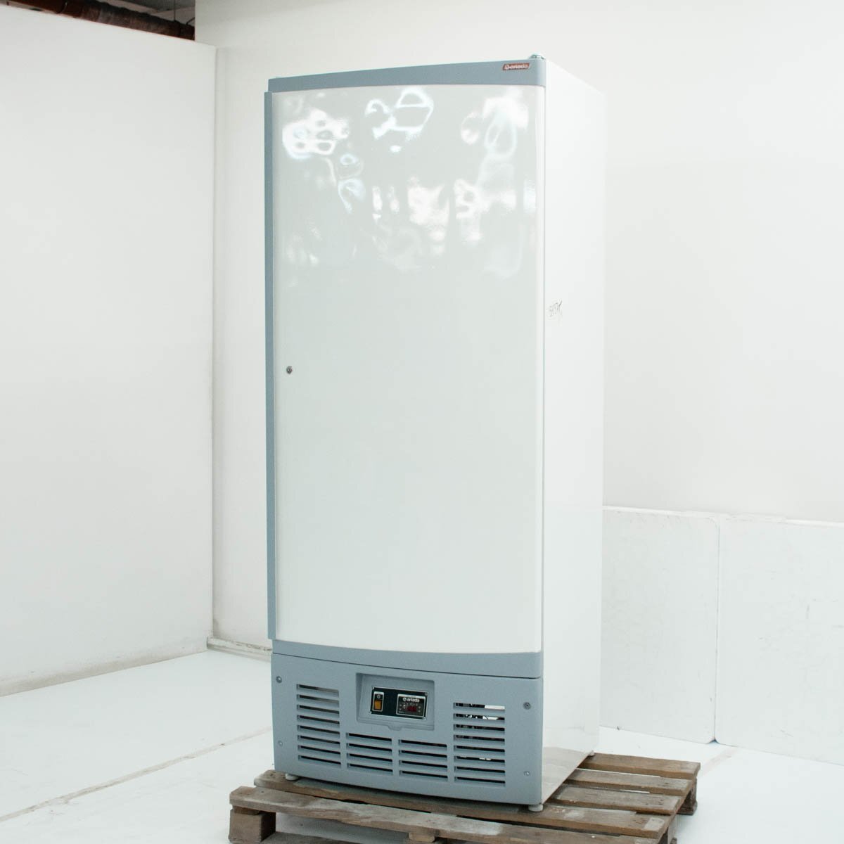 Морозильный шкаф r700l глухая дверь