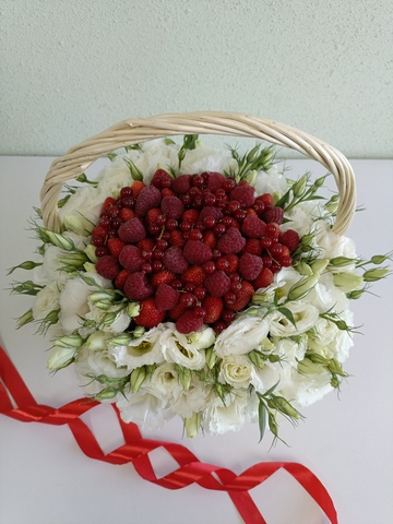 Корзина с эустомами и ягодами 