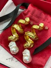 Серьги длинные- спираль с подвеской из барочного жемчуга style by SCHIAPARELLI