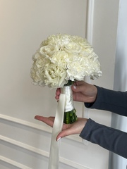 Свадебный букет из диантусов, одноголовых роз и лизиантуса