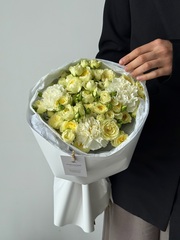 Букет из кустовой розы в желтом оттенке и диантусов