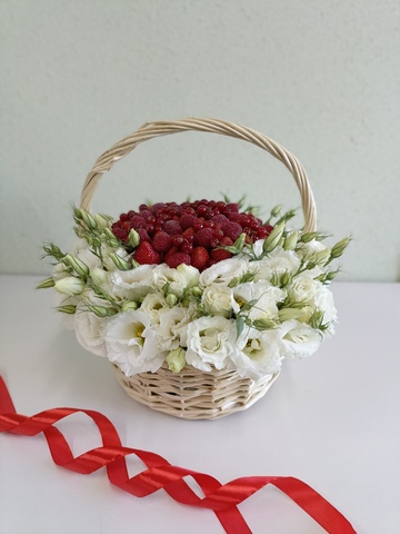 Корзина с эустомами и ягодами 