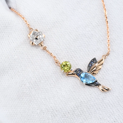 770153-kole-ptichka-kolibri-iz-zolota-s-topazami