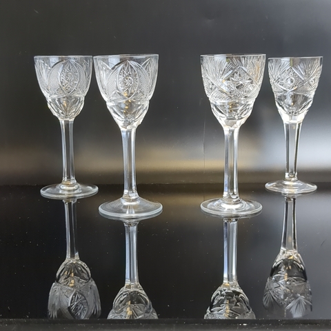 Рюмки хрустальные набор из 4 штук на изящной ножке, алмазная грань, геометрический декор, (объём-? мл), винтаж 1970-1990 гг