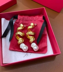 Серьги длинные- спираль с подвеской из барочного жемчуга style by SCHIAPARELLI