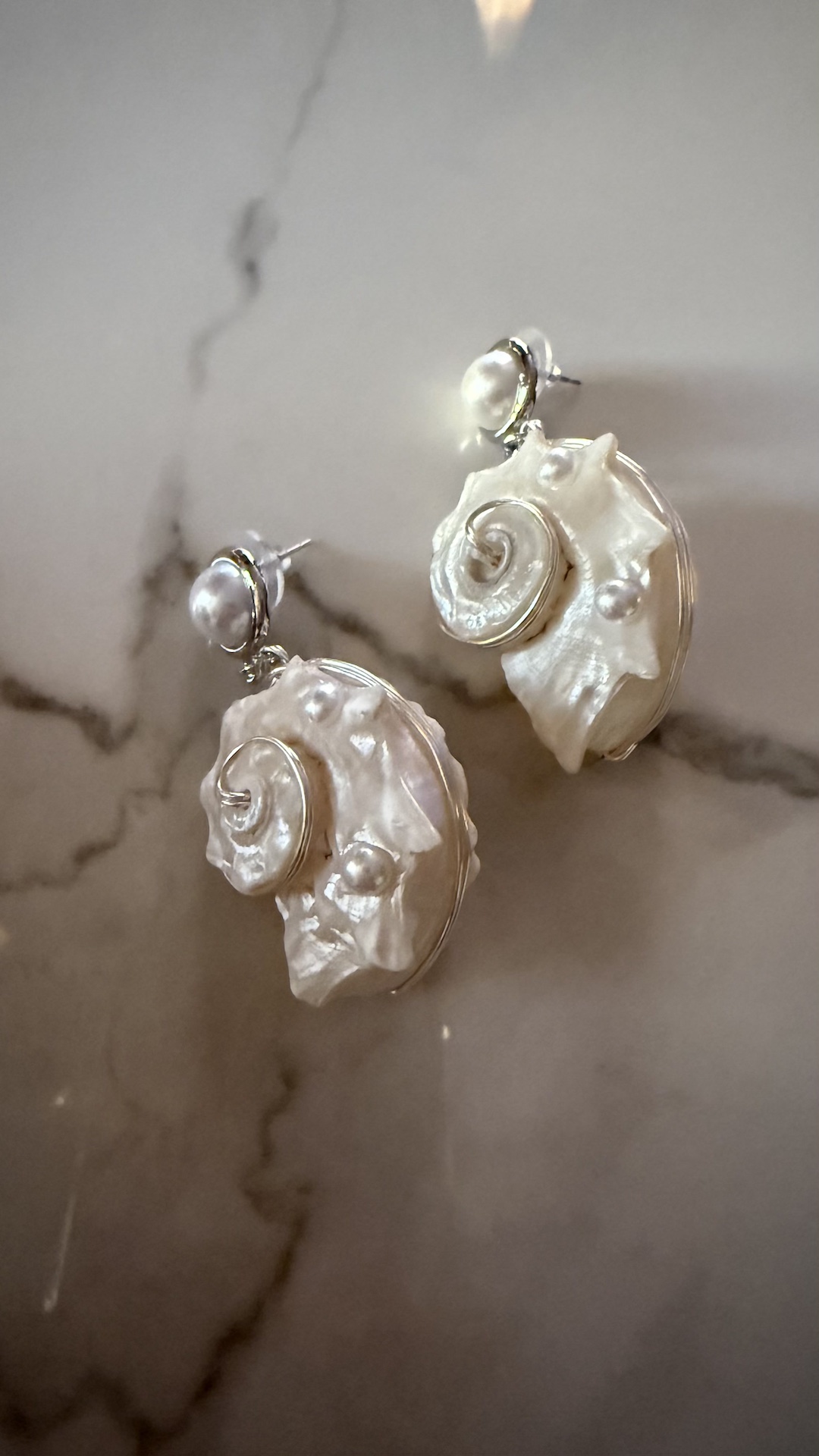 Серьги с большими ракушками и окантовкой