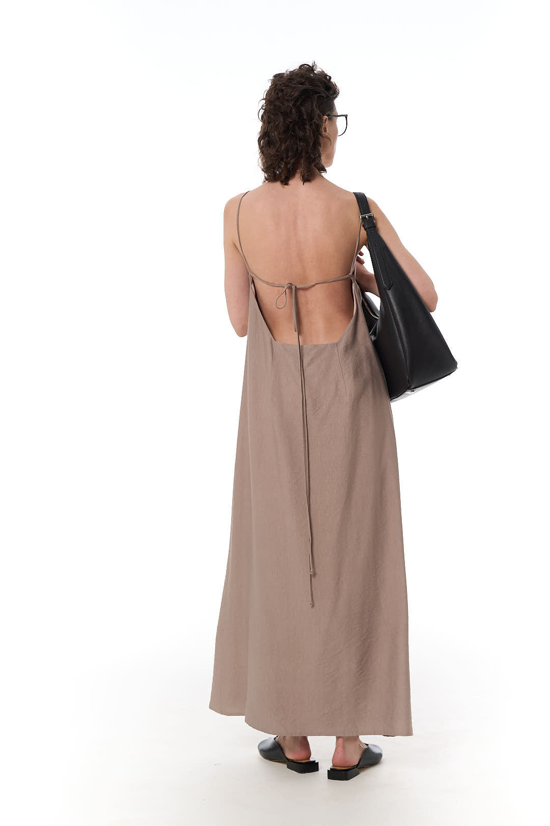Платье макси с графичным вырезом на спинке, фактурная вискоза, капучино