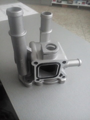 КОРПУС ТЕРМОСТАТА AVEO, CRUZE ДВИГАТЕЛЬ D4 GENERAL PARTS, UZ-DAEWOO (АЛЮМ)