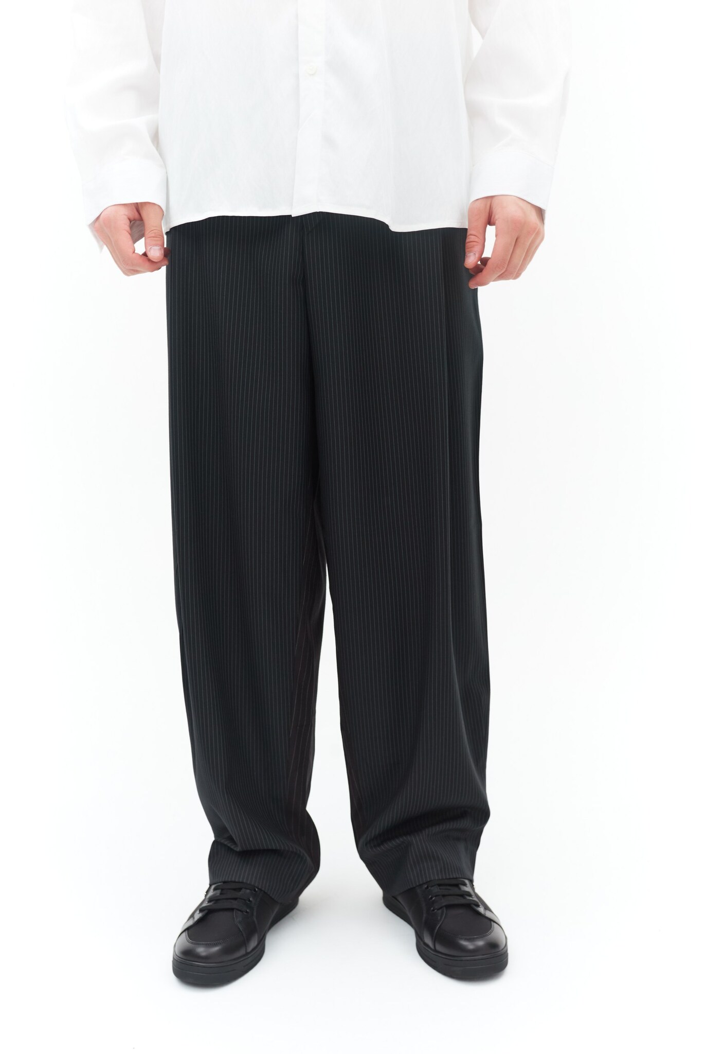 Черные брюки в полоску YOUNGMIN