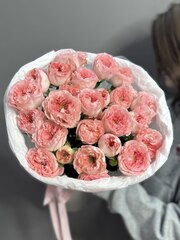 Букет из 7 кустовых пионовидных роз "Изабелла"