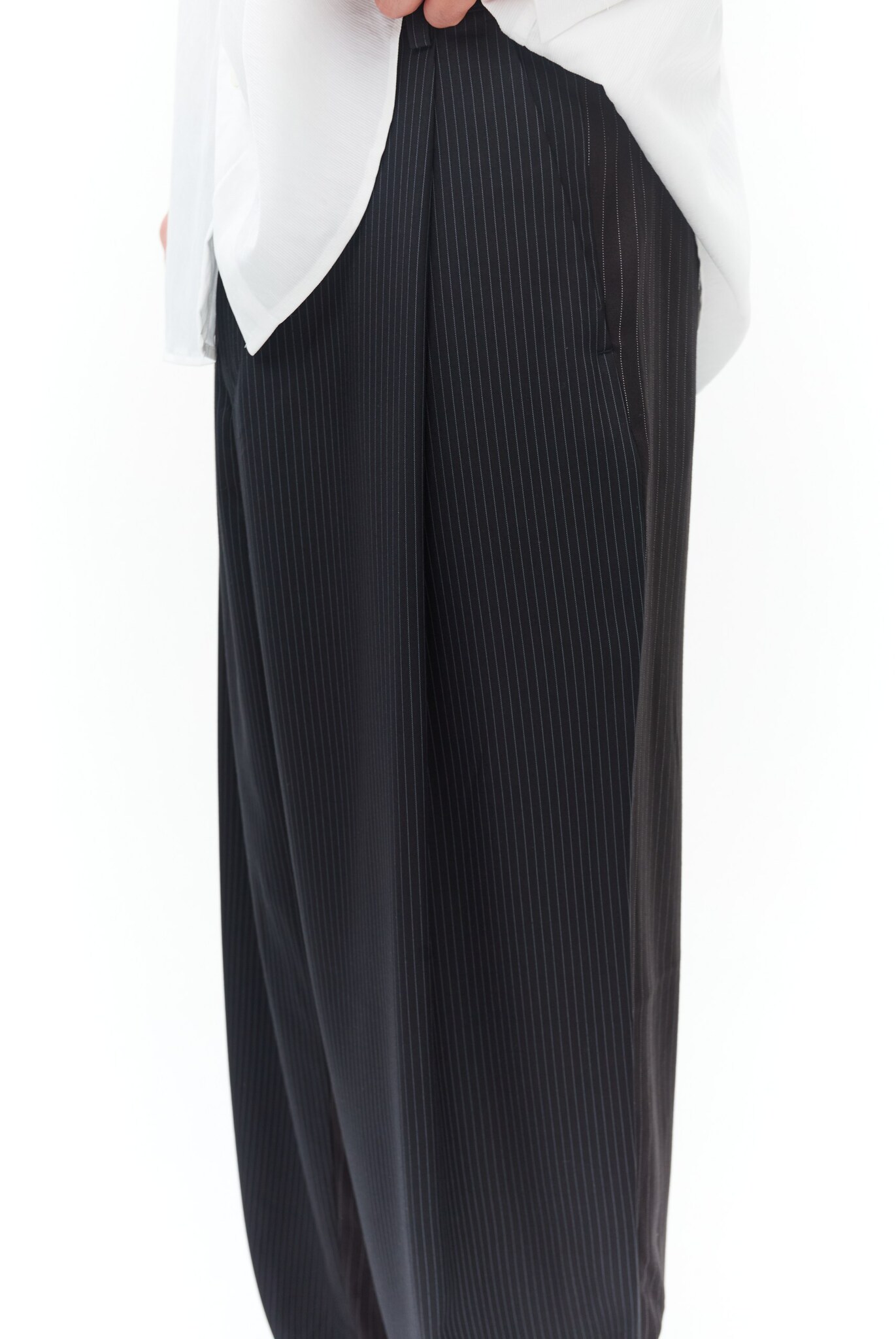 Черные брюки в полоску YOUNGMIN