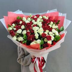 Букет из 21 белой и красной кустовой розы