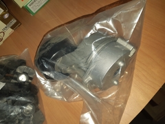 РОЛИК РЕМНЯ ПРИВОДНОГО НАТЯЖНОЙ STAREX, SORENTO 2,5 ДИЗ В СБОРЕ GMB