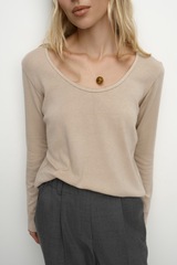 Лонгслив с красивым вырезом