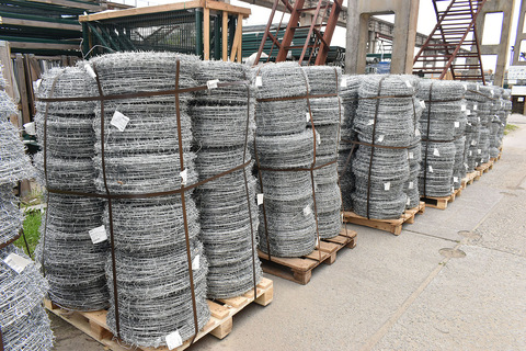 Проволока колючая одноосновная рифленая