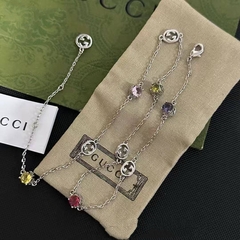 kole-cepochka-s-podveskami-logo-cvetnye-kamni-style-by-gucci