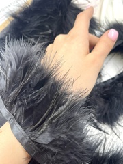 Черные перья на ленте марабу и страус