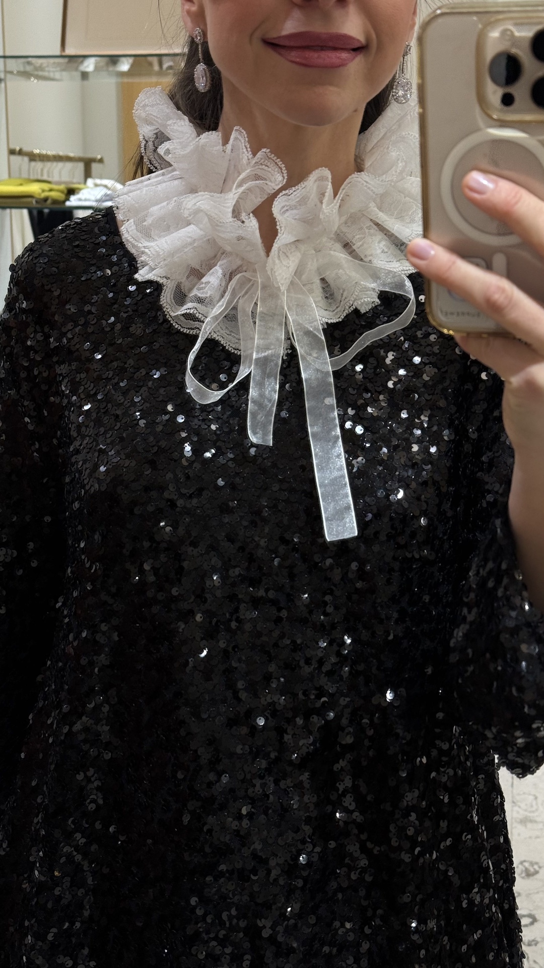 Присборенный воротничок из кружева