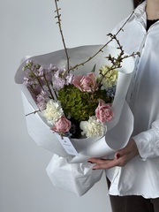 Букет из маттиолы, форзиции, тюльпанов, диантусов и оксипеталума