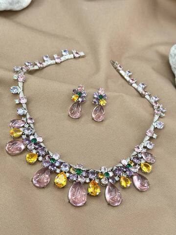 komplekt-ukrashenij-kole-sergi-s-rozovymi-i-zheltymi-kamnyami