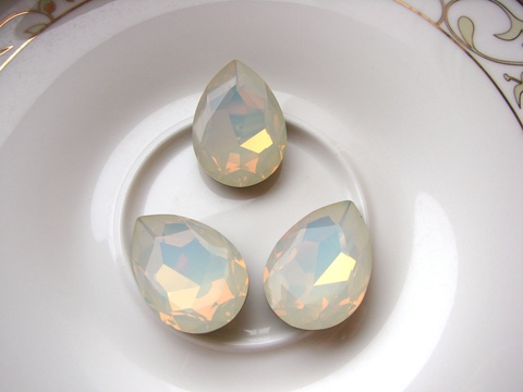 Капли 30*20 мм White Opal