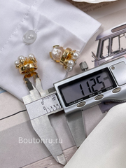 Накладка на пуговицу золотистая в форме цветка с жемчугом
