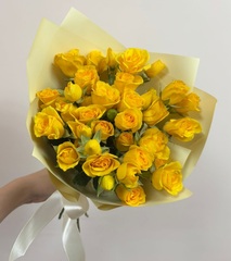 Букет желтые кустовые розы