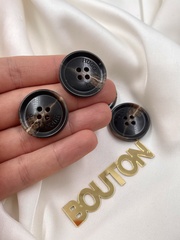 Пуговицы прокол ХугоБ. темно-коричневые с прожилками