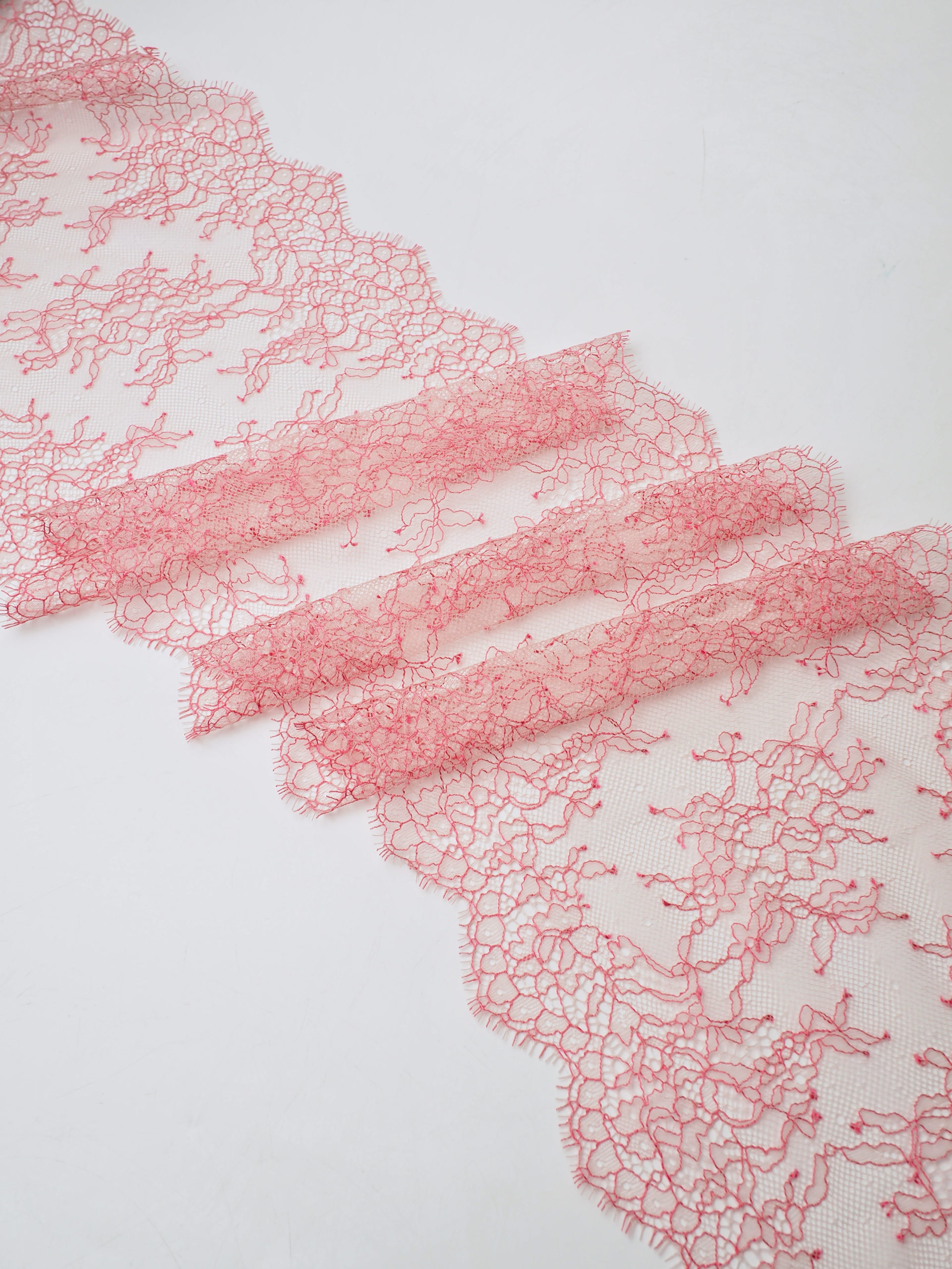 Кружево шантильи серебристый пион с малиновой ниткой неэластичное ширина 22 см длина 1.45 м