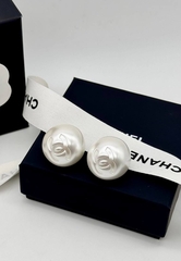 sergi-pusety-kruglye-style-by-chanel-belyj-perlamutr