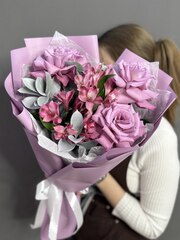 Дуо-букет с сиреневыми французскими розами и альстромериями
