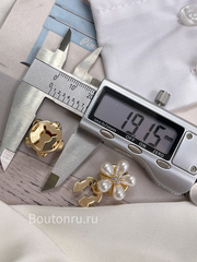 Накладка на пуговицу золотистая в форме цветка с жемчугом