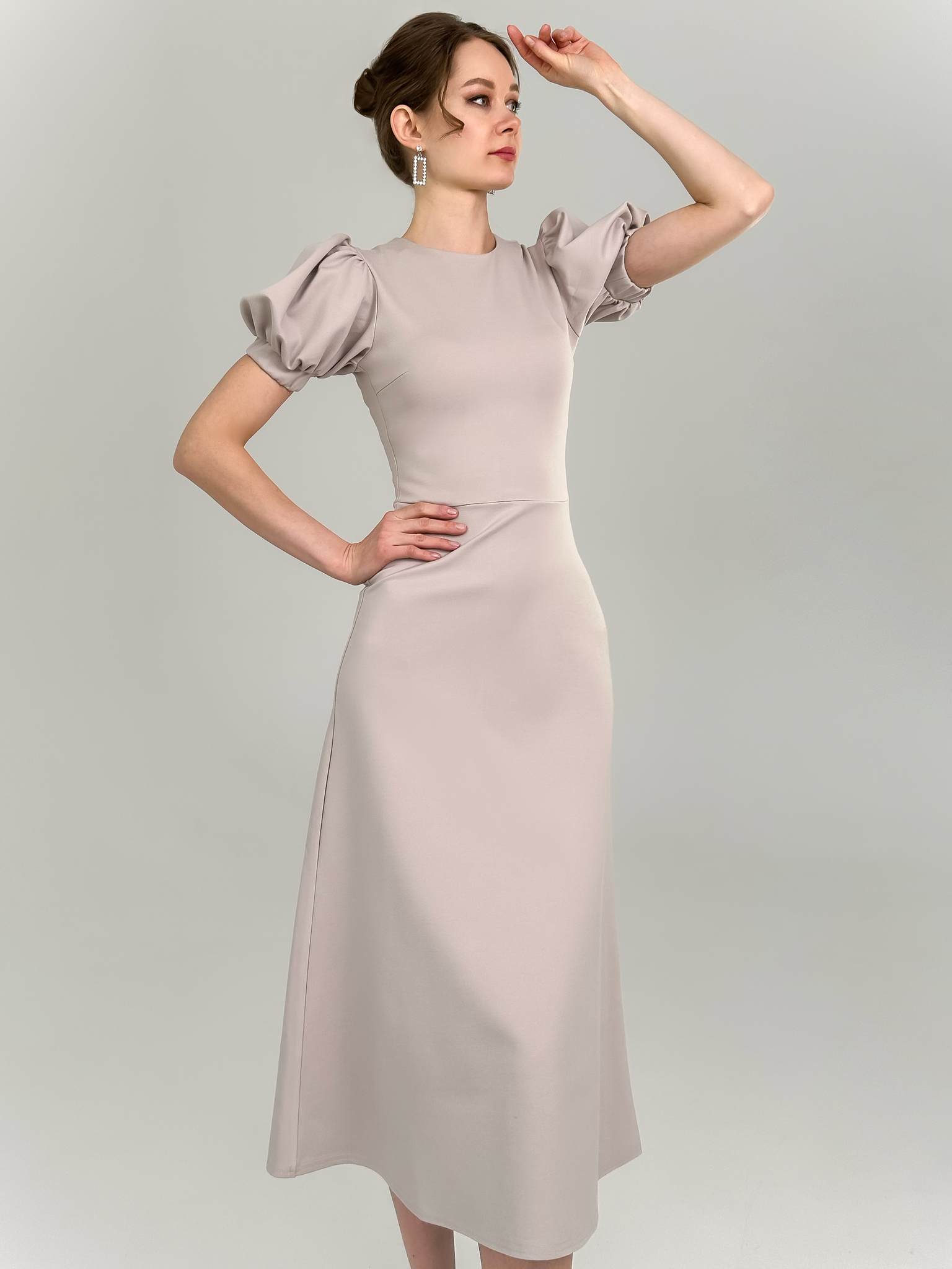 Нарядное трикотажное приталенное платье рукава фонарики (бежевый)