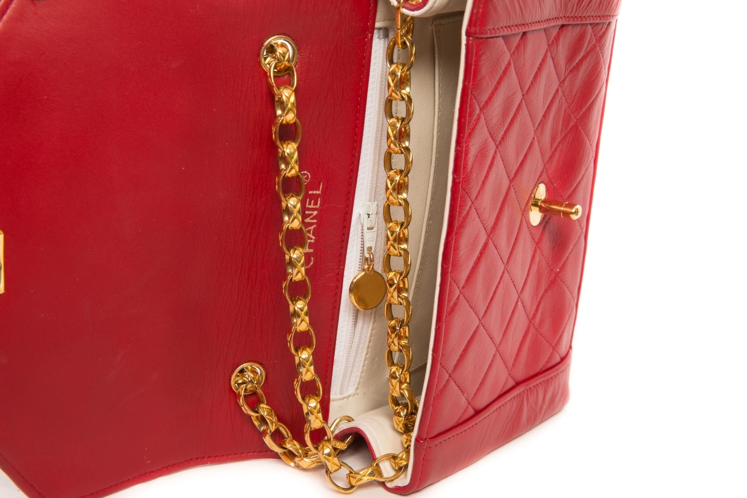 Эффектная красная кожаная сумка от Chanel