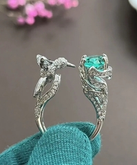 Кольцо ПТИЧКА КОЛИБРИ с изумрудным камнем